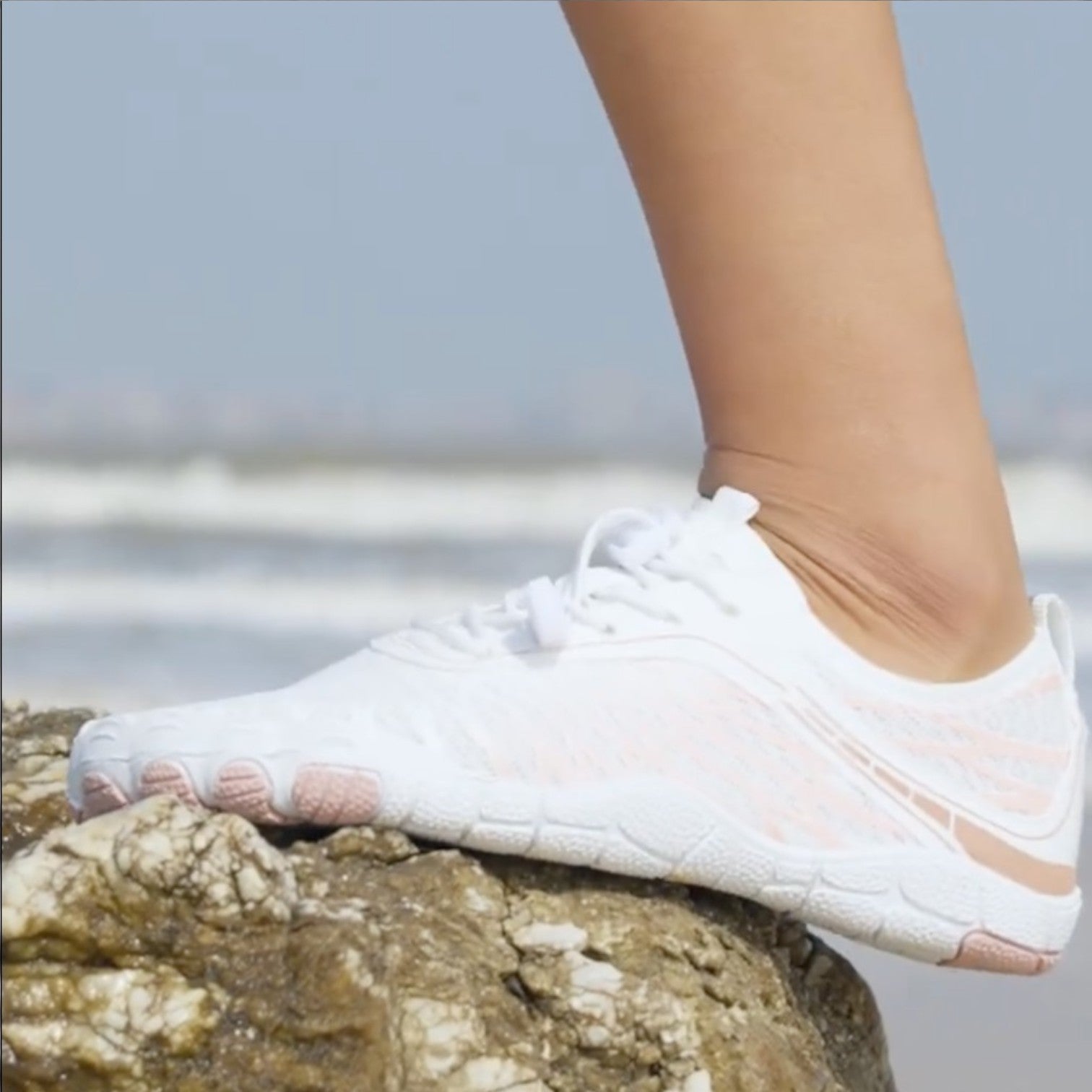 Lugged grip sole of men's barefoot mesh trainers flexible stable