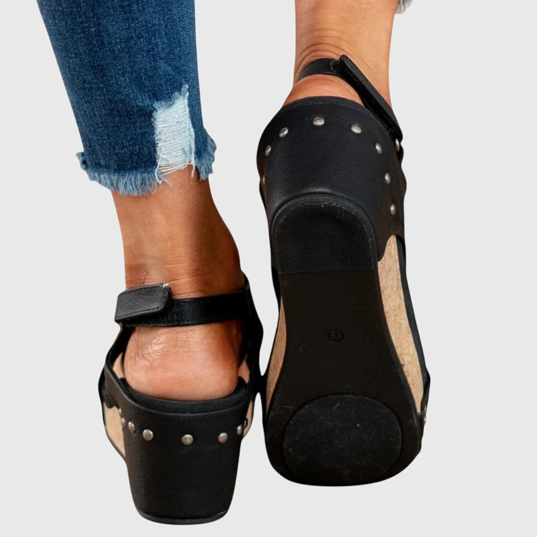 Cushioned orthopedic footbed of women's open toe comfort sandals
